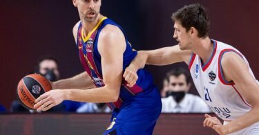 Pau Gasol (l) beendet seine erfolgreiche Basketball-Karriere. Foto: Marius Becker/dpa