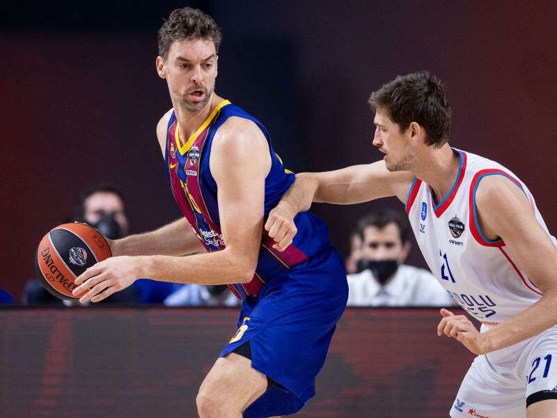 Pau Gasol (l) beendet seine erfolgreiche Basketball-Karriere. Foto: Marius Becker/dpa