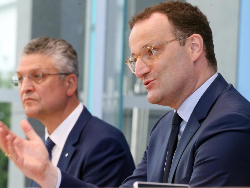 Jens Spahn, Bundesgesundheitsminister, und Lothar Wieler, Präsident des Robert-Koch-Instituts, beantworten während einer Pressekonferenz Fragen. Foto: Wolfgang Kumm/dpa