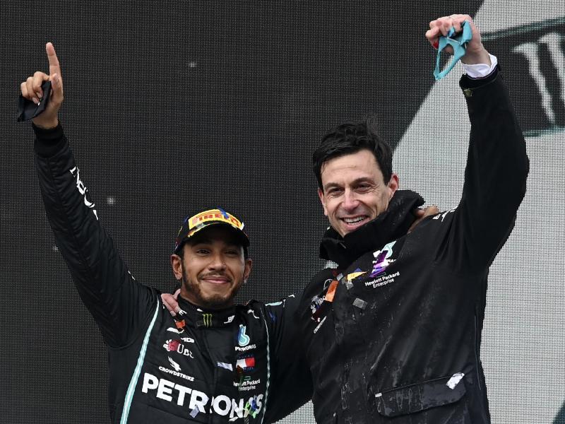 Immer skeptisch gegenüber der eigenen Leistung: Lewis Hamilton (l) und Motorsportchef Toto Wolff. Foto: Ozan Kose/POOL AFP/AP/dpa