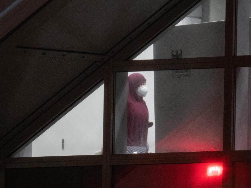 Eine verschleierte Frau betritt einen abgeschirmten Bereich der Bundespolizei am Flughafen Frankfurt. Foto: Boris Roessler/dpa
