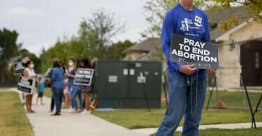 Timothy Dougherty und etwa andere Abtreibungsgegner protestieren vor einer Klinik in McKinney, Texas. Foto: Brandon Wade/FR168019 AP/dpa
