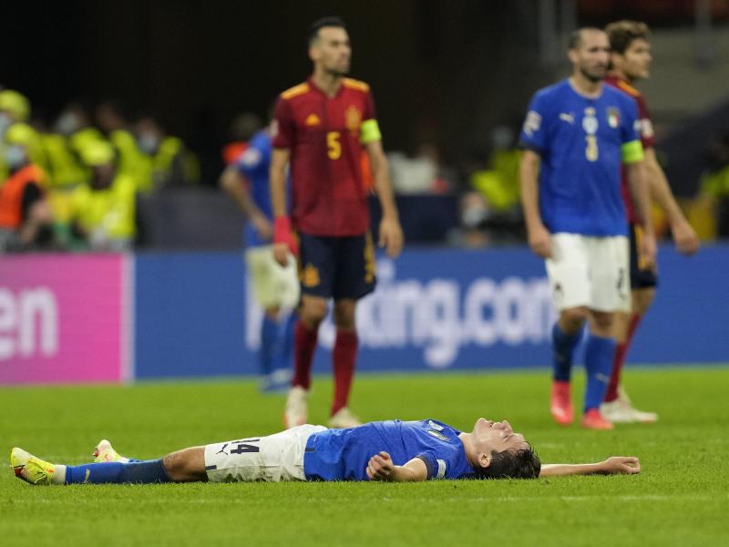 Italiens Federico Chiesa liegt nach der Niederlage gegen Spanien auf dem Boden. Foto: Antonio Calanni/AP/dpa