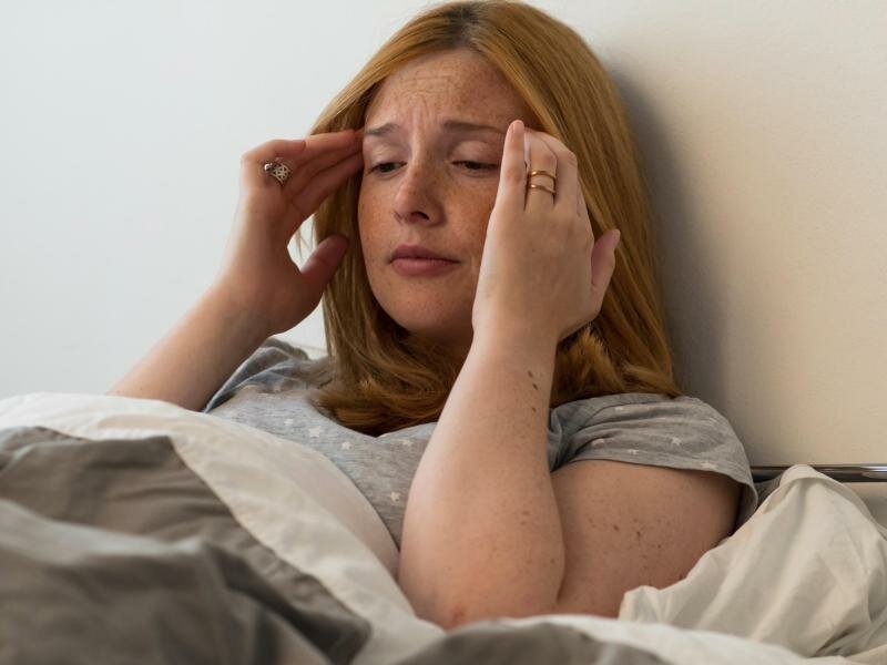 Regelmäßige Kopfschmerzen können bei Jugendlichen zu einem Teufelskreis aus Leistungsabfall, Schulangst und Isolation führen. Foto: Christin Klose/dpa-tmn