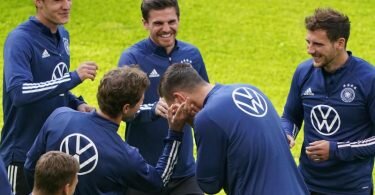 Die DFB-Spieler haben beim Abschlusstraining im Volksparkstadion beste Laune. Foto: Marcus Brandt/dpa