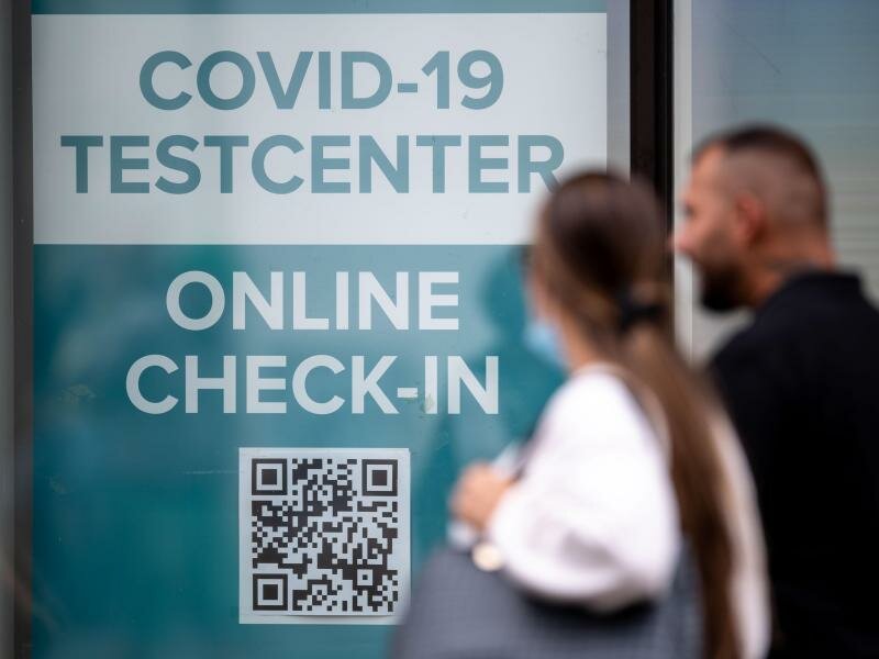 Ohne Impfung wird der Corona-Alltag ab nächster Woche für viele komplizierter - und auch teurer. Denn Schnelltests sind ab Montag nicht mehr einfach für alle gratis. Foto: Marius Becker/dpa/Symbolbild