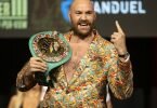 Muss erneut gegen Deontay Wilder ran: Tyson Fury gestikuliert bei einer Pressekonferenz mit seinem Gürtel. Foto: Erik Verduzco/Las Vegas Review-Journal/AP/dpa