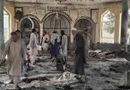 Menschen betrachten die Schäden in einer Moschee nach einem Bombenanschlag. In der Provinz Kundus im Norden Afghanistans sind bei einer Explosion in einer Moschee mehrere Menschen ums Leben gekommen. Foto: Abdullah Sahil/AP/dpa