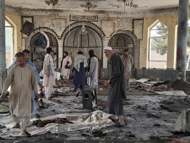 Menschen betrachten die Schäden in einer Moschee nach einem Bombenanschlag. In der Provinz Kundus im Norden Afghanistans sind bei einer Explosion in einer Moschee mehrere Menschen ums Leben gekommen. Foto: Abdullah Sahil/AP/dpa