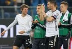 So kann es weitergehen: Die deutschen Nationalspieler feiern den mit Leidenschaft erkämpften Sieg. Foto: Marcus Brandt/dpa