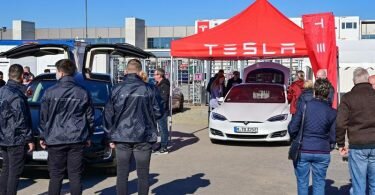 Mancher Besucher bei&nbsp;Teslas Tag der offenen Tür dürfte wohl vor allem aus einem Grund gekommen sein: um einmal in einem Modell des US-Elektroautobauers zu sitzen. Foto: Patrick Pleul/dpa-Zentralbild/dpa