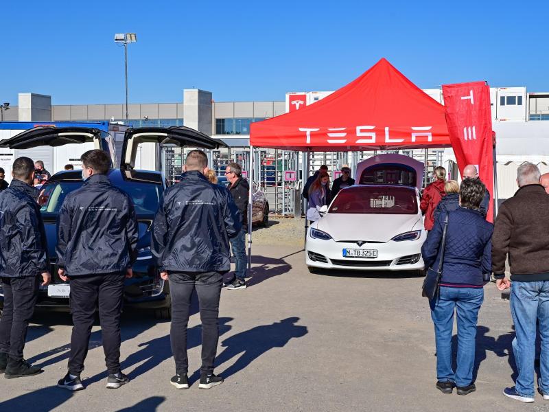 Mancher Besucher bei Teslas Tag der offenen Tür dürfte wohl vor allem aus einem Grund gekommen sein: um einmal in einem Modell des US-Elektroautobauers zu sitzen. Foto: Patrick Pleul/dpa-Zentralbild/dpa
