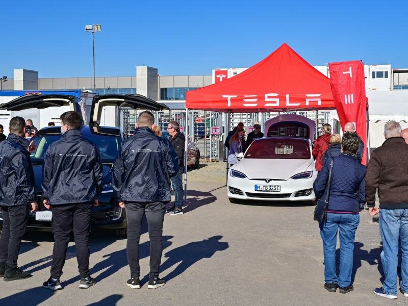 Mancher Besucher bei&nbsp;Teslas Tag der offenen Tür dürfte wohl vor allem aus einem Grund gekommen sein: um einmal in einem Modell des US-Elektroautobauers zu sitzen. Foto: Patrick Pleul/dpa-Zentralbild/dpa