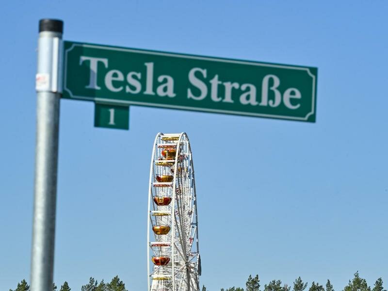 Auf dem Werksgelände in&nbsp;Grünheide in&nbsp;Berlin wird vor allem eines groß geschrieben: die Marke Tesla. Foto: Patrick Pleul/dpa-Zentralbild/ZB