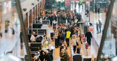Anstehen vor der Sicherheitskontrolle am Flughafen Berlin-Brandenburg. Foto: Christoph Soeder/dpa