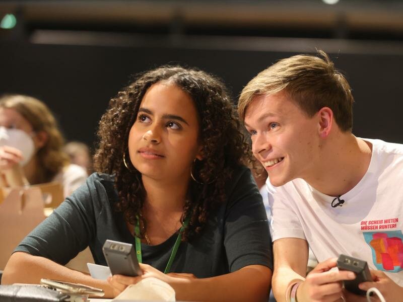 Sarah-Lee Heinrich und Timon Dzienus sind die neu gewählte Spitze der Grünen Jugend. Foto: Bodo Schackow/dpa-Zentralbild/dpa