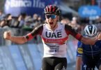 Der Slowene Tadej Pogacar (l) vom UAE Team Emirates feiert seinen Sieg bei der 115. Lombardei-Rundfahrt. Foto: Gian Mattia D'alberto/LaPresse via ZUMA Press/dpa