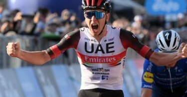 Der Slowene Tadej Pogacar (l) vom UAE Team Emirates feiert seinen Sieg bei der 115. Lombardei-Rundfahrt. Foto: Gian Mattia D'alberto/LaPresse via ZUMA Press/dpa