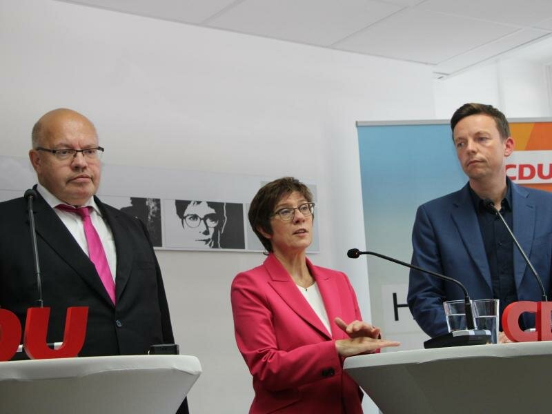 Peter Altmaier (v. l.), Annegret Kramp-Karrenbauer und Saar-CDU-Chef Tobias Hans verkünden in Saarbrücken den Generationswechsel im Landesverband. Foto: Katja Sponholz/dpa