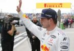 Der Niederländer Max Verstappen vom Team Red Bull Racing winkt den Zuschauern nach Ende des Qualifyings zu. Foto: Umit Bektas/Pool Reuters/dpa