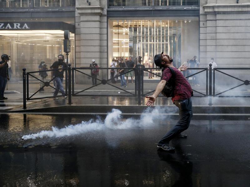 Ein Demonstrant in Rom stört sich nicht am Tränengas. Foto: Cecilia Fabiano/LaPresse via ZUMA Press/dpa