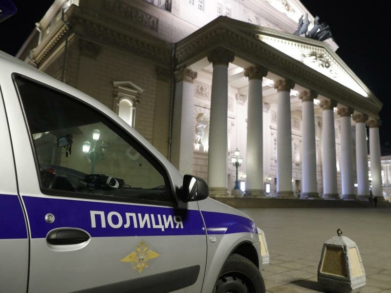 Ein Wagen von Sicherheitsbeamten steht vor dem Moskauer Bolschoi Theater. Foto: Mikhail Japaridze/TASS/dpa