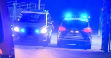 Die Polizei rückte mit etlichen Einsatzkräften und Fahrzeugen aus, da ein&nbsp;Anschlag zunächst nicht ausgeschlossen werden konnte. Foto: Guido Schulmann/tv-niederrhein/dpa