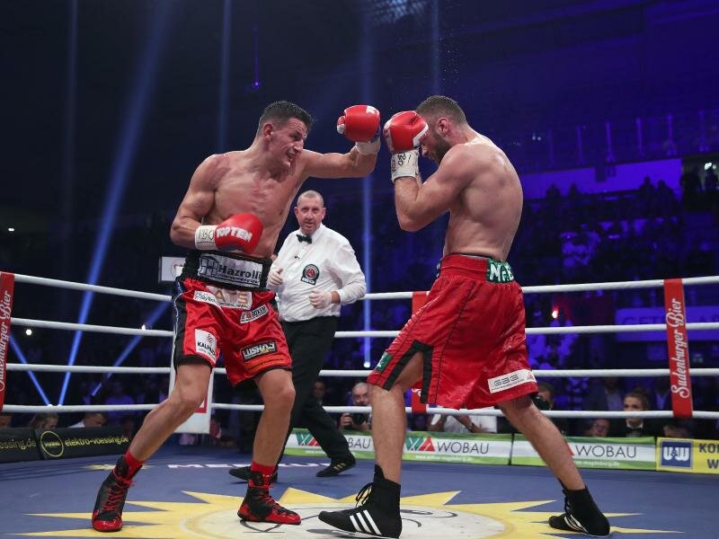 Dominic Bösel (l) boxt gegen Robin Krasniqi. Foto: Ronny Hartmann/dpa