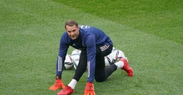 Abschlusstraining der Nationalmannschaft: Torwart Manuel Neuer macht sich warm. Foto: Marcus Brandt/dpa