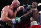Tyson Fury (l) kann am Kopf von Deontay Wilder einen Treffer landen. Foto: Chase Stevens/FR171365 AP/dpa