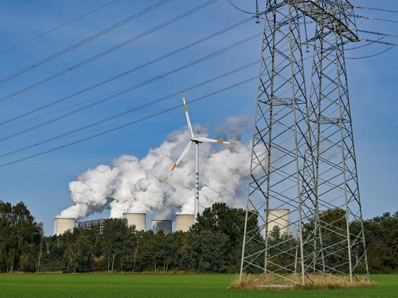 Wasserdampf steigt aus den Kühltürmen des Braunkohlekraftwerks Jänschwalde der Lausitz Energie Bergbau AG (LEAG). (Archivbild). Foto: Patrick Pleul/dpa-Zentralbild/dpa