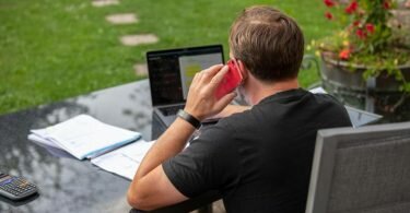 Laut einer Studie verbringen die Deutschen zu viel Zeit im Sitzen. Foto: Silas Stein/dpa/Archivbild