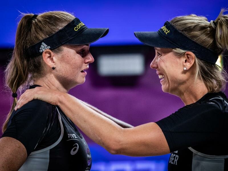 Konnten ihren Coup in Italien kaum fassen:&nbsp;Karla Borger (r) und Julia Sude. Foto: -/FIVB /dpa