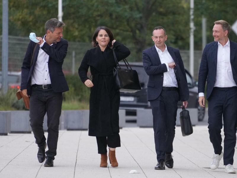 Die Bundesvorsitzenden der Grünen,Robert Habeck (l.) und Annalena Baerbock, gemeinsam mit FDP-Generalsekretär Volker Wissing und FDP-Chef Christian Lindner. Foto: Kay Nietfeld/dpa