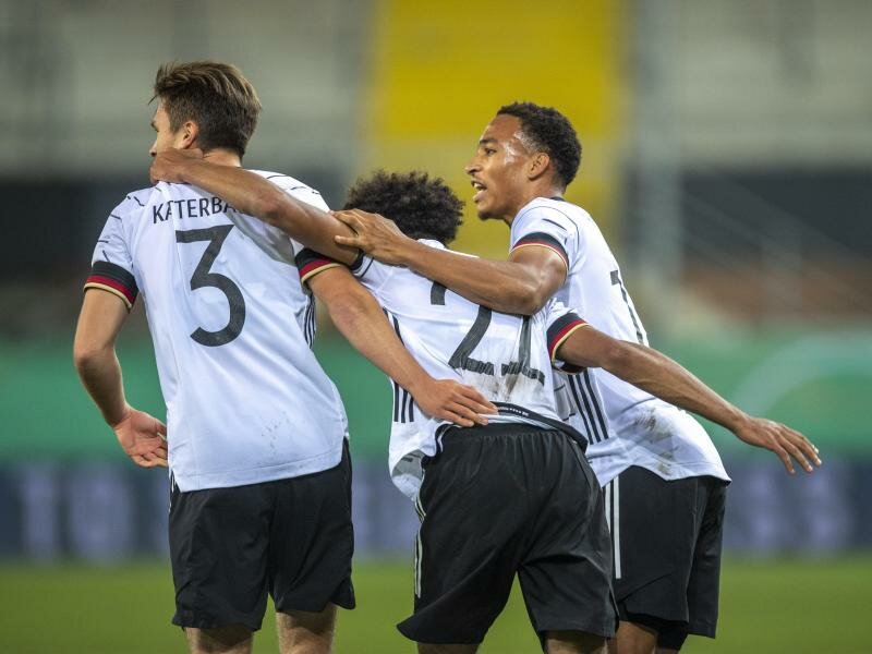 Wollen auch in Ungarn Grund zum Jubel haben:&nbsp; Noah Katterbach (l-r), Kevin Schade und Malik Tillman. Foto: David Inderlied/dpa
