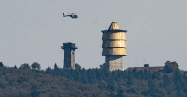 Mit einem Hubschrauber wird am Berg Cerchov nach dem verschwundenen Mädchen gesucht. Foto: Armin Weigel/dpa