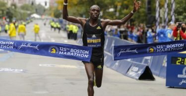 Benson Kipruto aus Kenia durchbricht das Zielband und siegt bei der 125. Auflage des Boston Marathons. Foto: Winslow Townson/AP/dpa