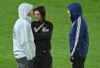 Oliver Bierhoff (l-r), Direktor Nationalmannschaften und Akademie, spricht mit Joshua Kimmich und Leon Goretzka vor dem Spiel auf dem Rasen. Foto: Federico Gambarini/dpa