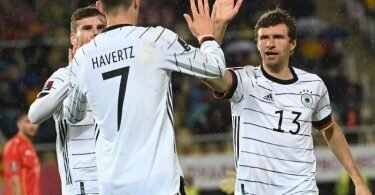 Torschütze Kai Havertz (M) freut sich mit Teamkollegen Thomas Müller (r) und Timo Werner über sein Tor zur deutschen Führung. Foto: Federico Gambarini/dpa