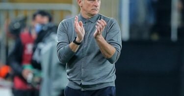 Trainer Stefan Kuntz konnte mit der Türkei dank eines späten Treffers von Stürmer Burak Yilmaz in Lettland einen Sieg einfahren. Foto: Uncredited/AP/dpa