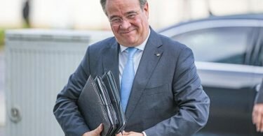 Armin Laschet, CDU-Bundesvorsitzender und Ministerpräsident von Nordrhein-Westfalen, kommt zur Vorbereitung von Sondierungsgesprächen an. Foto: Michael Kappeler/dpa