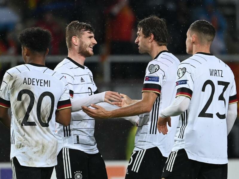 Doppeltorschütze Timo Werner (2.v.l) feiert mit Karim Adeyemi (l-r), Thomas Müller und Florian Wirtz das gelöste WM-Ticket für Katar. Foto: Federico Gambarini/dpa