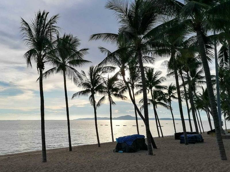 Ein leerer Strand in Pattaya. Nun sollen die Touristen zurückkehren. Foto: Watt Thongdee/dpa
