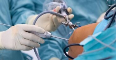 Ein Arzt operiert einen Patienten am Knie. Gutachter der Krankenkassen stellten im vergangenen Jahr über 4000 Behandlungsfehler fest, davon 2826, die gesundheitliche Schäden verursachten. Foto: Sven Hoppe/dpa/Archiv