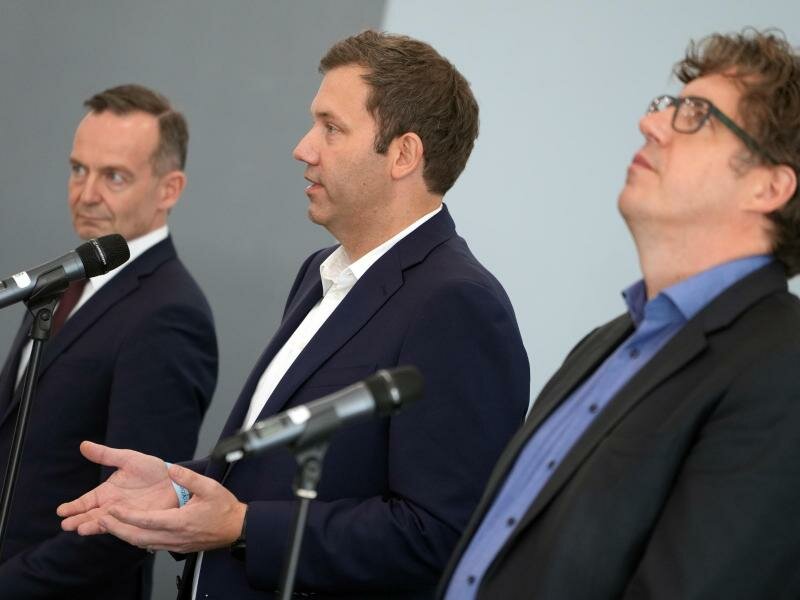 Volker Wissing (l.), FDP-Generalsekretär, Lars Klingbeil (M.), SPD-Generalsekretär, und Michael Kellner, Bundesgeschäftsführer von Bündnis 90/Die Grünen, nach den Sondierungsgesprächen in Berlin. Foto: Kay Nietfeld/dpa