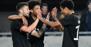 Erik Shuranov (l-r) bejubelt sein Tor zum 3:1 für Deutschland gegen Ungarn mit Kevin Schade und Malik Tillman. Foto: Marton Monus/dpa