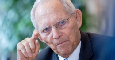 Wolfgang Schäuble (CDU), Bundestagspräsident, im Gespräch mit der Deutschen Presse-Agentur. Foto: Kay Nietfeld/dpa
