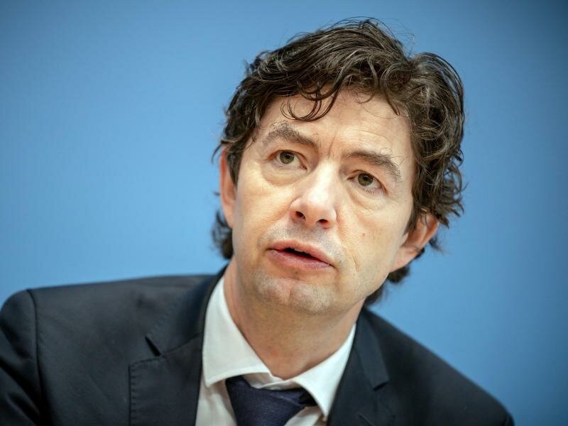 Christian Drosten, Direktor Institut für Virologie der Charité Berlin, bei einer Pressekonferenz. In der Debatte um die Impfquote in Deutschland nimmt der Virologe das Robert Koch-Institut (RKI) in Schutz. Foto: Michael Kappeler/dpa