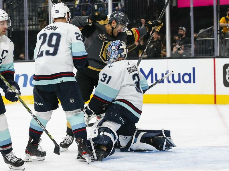 Goalie Philipp Grubauer (r) musste sich mit den Seattle Kraken den Vegas Golden Knights geschlagen geben. Foto: Chase Stevens/FR171365 AP/dpa