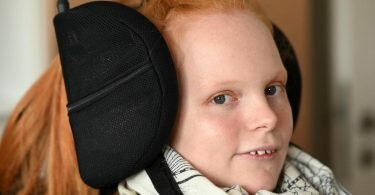 Ella leidet an Spinaler Muskelatrophie. Nach dem Inkrafttreten des „Intensivpflege- und Rehabilitationsstärkungsgesetzes“ im vergangenen Jahr kämpft sie dafür, dass beatmete Menschen wie sie auch weiter in ihren Familien betreut werden dürfen und nicht in Heimen untergebracht werden müssen. Foto: Uwe Zucchi/dpa